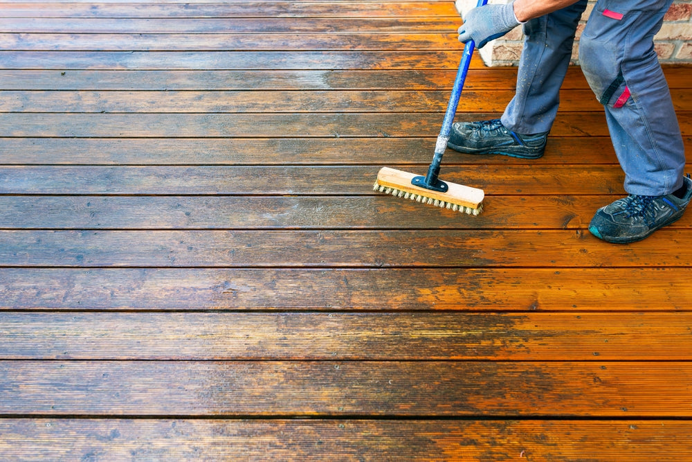 Holzterrasse reinigen